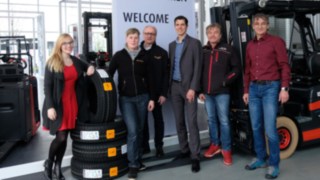 Melanie Holl erhielt vom StaplerCup-Partner Continental Commercial Specialty Tires einen Satz Reifen als zusätzliche Siegesprämie.