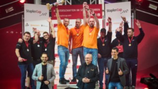 Lokalmatador TeamLog GmbH holt sich souverän den Sieg bei der StaplerCup Firmen-Team-Meisterschaft vor den Teams von Grüner Systemtechnik GmbH & Co. KG und der Rudolph Logistik Gruppe.