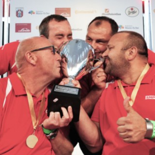 Die amtierenden Meister der Firmen-Team-Meisterschaft küssen den Pokal Die amtierenden Meister der Firmen-Team-Meisterschaft küssen den Pokal