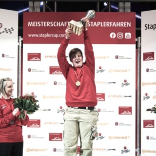 Die Siegerinnen des StaplerCup 2021 auf dem Siegertreppchen Die Siegerinnen des StaplerCup 2021 auf dem Siegertreppchen