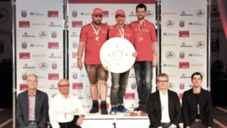 Die Finalisten des StaplerCup mit der Meisterschale Die Finalisten des StaplerCup mit der Meisterschale