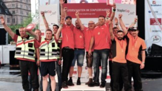 Die Sieger der Firmen-Team-Meisterschaft des StaplerCup auf dem Siegertreppchen Die Sieger der Firmen-Team-Meisterschaft des StaplerCup auf dem Siegertreppchen