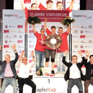 Die Siegerinnen des StaplerCup 2019 auf dem Siegertreppchen Die Siegerinnen des StaplerCup 2019 auf dem Siegertreppchen