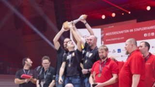 Die Gewinner des StaplerCup mit der Pokal