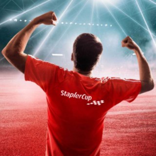 Staplerfahrer jubelt in StaplerCup-Arena Staplerfahrer jubelt in StaplerCup-Arena