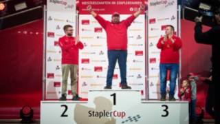 Die Finalisten des StaplerCup mit der Meisterschale