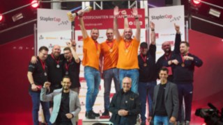 Die Sieger der Firmen-Team-Meisterschaft des StaplerCup auf dem Siegertreppchen