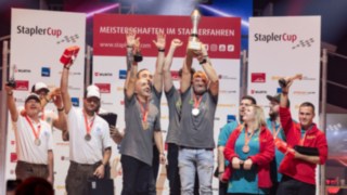 Die Gewinner der StaplerCup Firmen-Team-Meisterschaft mit der Pokal