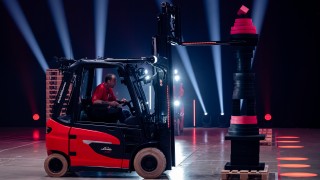 Forklift World Championship Single Men, Staplerfahrer fährt Parcours in der LINDE MH ARENA