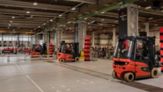 Gabelstapler von LMH im Wettbewerb gegeneinander Gabelstapler von LMH im Wettbewerb gegeneinander