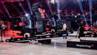 Staplerfahrerin fährt den Hero über die HeroRamp beim StaplerCup Finale in Aschaffenburg Staplerfahrerin fährt den Hero über die HeroRamp beim StaplerCup Finale in Aschaffenburg