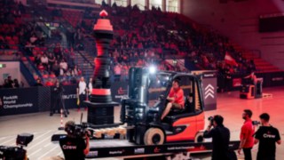 Forklifthero fährt den Turm auf einer Palette im Parcours in der LINDE MH ARENA