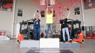 Die drei glücklichen Sieger des Qualifier auf dem Treppchen mit den Pokalen Die drei glücklichen Sieger des Qualifier auf dem Treppchen mit den Pokalen