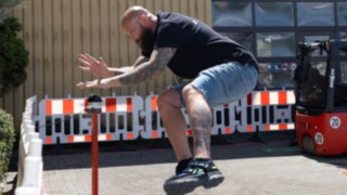Staplerfahrer bei Ernst Mueller Qualifier im Portrait drückt springend auf den Buzzer Staplerfahrer bei Ernst Mueller Qualifier im Portrait drückt springend auf den Buzzer