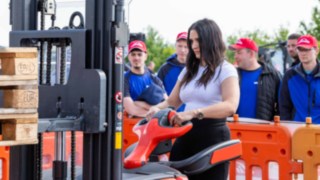Teilnehmerin im StaplerCup Qualifier am Gerät Teilnehmerin im StaplerCup Qualifier am Gerät