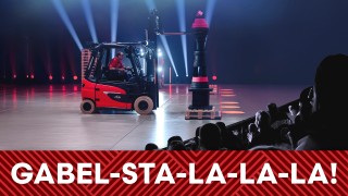 Keyvisual StaplerCup 2025: Staplerfahrer fährt in der LINDE MH ARENA