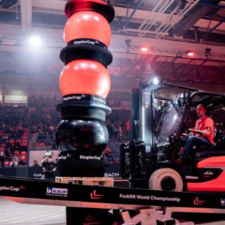 StaplerCup Forklifthero fährt über HeroRamp in LINDE MH ARENA StaplerCup Forklifthero fährt über HeroRamp in LINDE MH ARENA