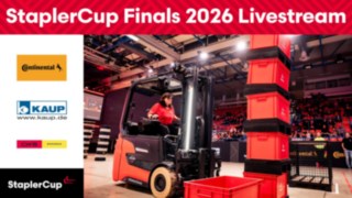 Staplerfahrerin fährt den Parcours in der Linde MH Arena, mit Hinweis auf Livestream
