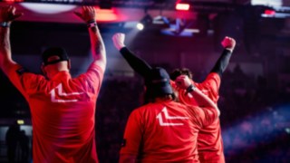 Fahrer Gruppe Forkliftheroes Rückansicht beim StaplerCup in der LINDE MH ARENA