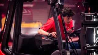 Fahrer sizt konzentriert im Stapler beim StaplerCup in der LINDE MH ARENA