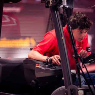 Fahrerin im Stapler beim Rückwärtsfahren beim StaplerCup in der LINDE MH ARENA