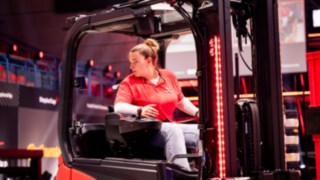 Fahrerin im Stapler beim Rückwärtsfahren beim StaplerCup in der LINDE MH ARENA