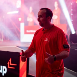 Glücklicher Staplerfahrer nach dem Absolvieren des Parcours beim StaplerCup