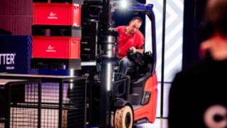 Konzentrierter Staplerfahrer im Parcour in der LINDE MH ARENA