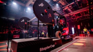 Staplerfahrer im Parcour beim StaplerCup