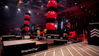 Forklift World Championship Staplerfahrer fährt Parcours in der LINDE MH ARENA