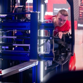 Konzentrierter Staplerfahrer bei der Forklift World Championship