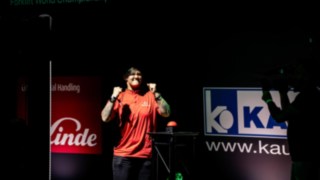 Staplerfahrerin beim Jubeln