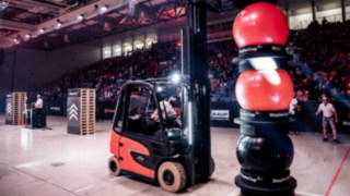 Konzentrierter Staplerfahrer beim Corporate Cup 