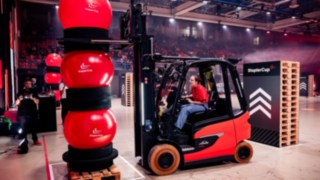 Staplerfahrerin beim Stapeln eines Turms beim StaplerCup 