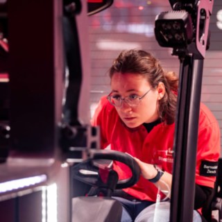 Forklift World Championship Staplerfahrerin fährt Parcours in der LINDE MH ARENA