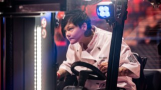 Staplerfahrerin Rebecca beim konzentrierten Fahren Ihres Parcours