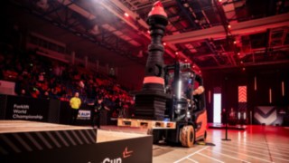 Konzentrierter Staplerfahrer beim Corporate Cup 