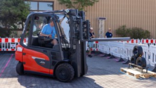 Staplerfahrer im Outdoor Parcour