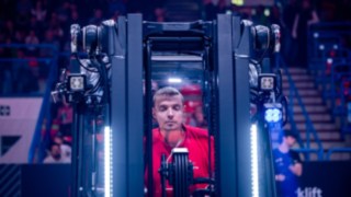 Konzentrierter Staplerfahrer während dem Parcour beim StaplerCup