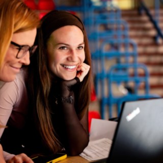 Newsletter Personen vor Screen