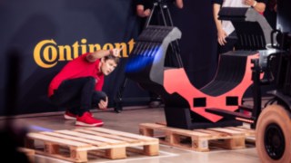 Staplerfahrer bekommt Unterstützung von seinem Teamkollegen