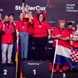 Siegerehrung internationale Teams mit Flaggen