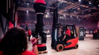 Konzentrierter Staplerfahrer während dem Parcour beim StaplerCup