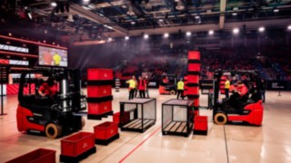 Mehrere Staplerfahrerinnen im Parcour in der LINDE MH ARENA