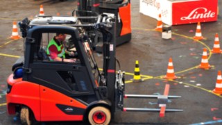 Beim Finale des StaplerCup auf dem Aschaffenburger Schlossplatz profitieren vor allem die Zuschauer von den niedrigen Emissionswerten und der geräuscharmen Verbrennung der treigbasgetriebenen Stapler