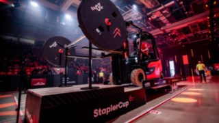 Forklifthero fährt über die HeroRamp in der LINDE MH ARENA 